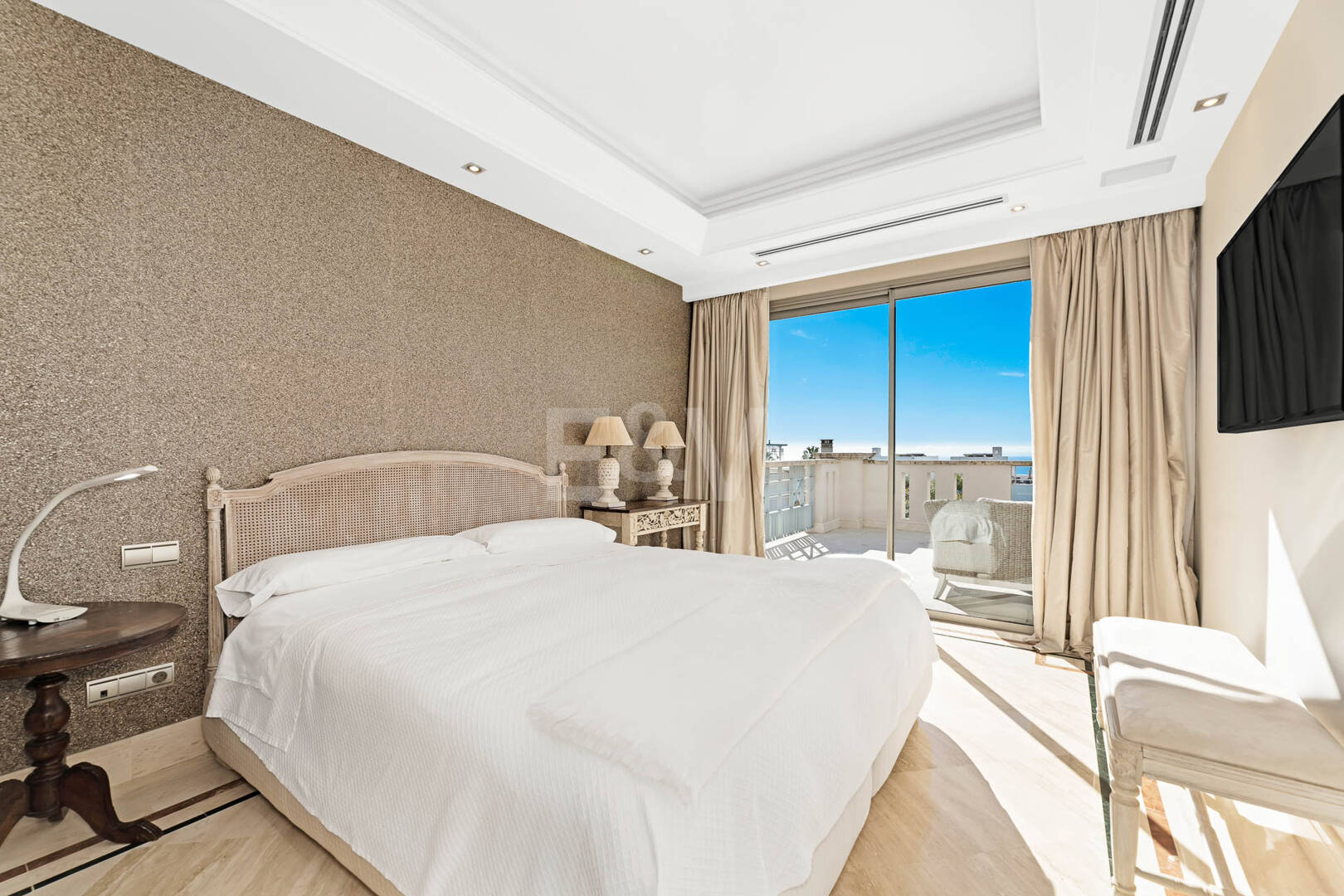 Sierra Blanca Corner Semi-Detached House with Panoramic Sea Views and Rooftop Pool