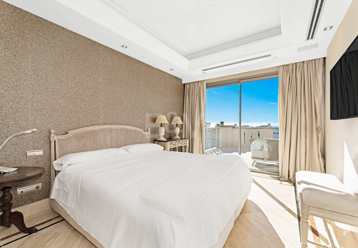 Sierra Blanca Corner Semi-Detached House with Panoramic Sea Views and Rooftop Pool