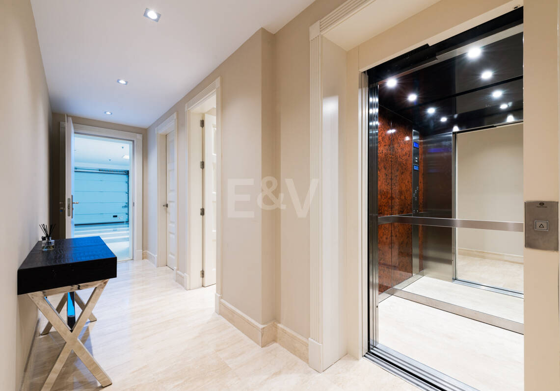 Sierra Blanca Corner Semi-Detached House with Panoramic Sea Views and Rooftop Pool