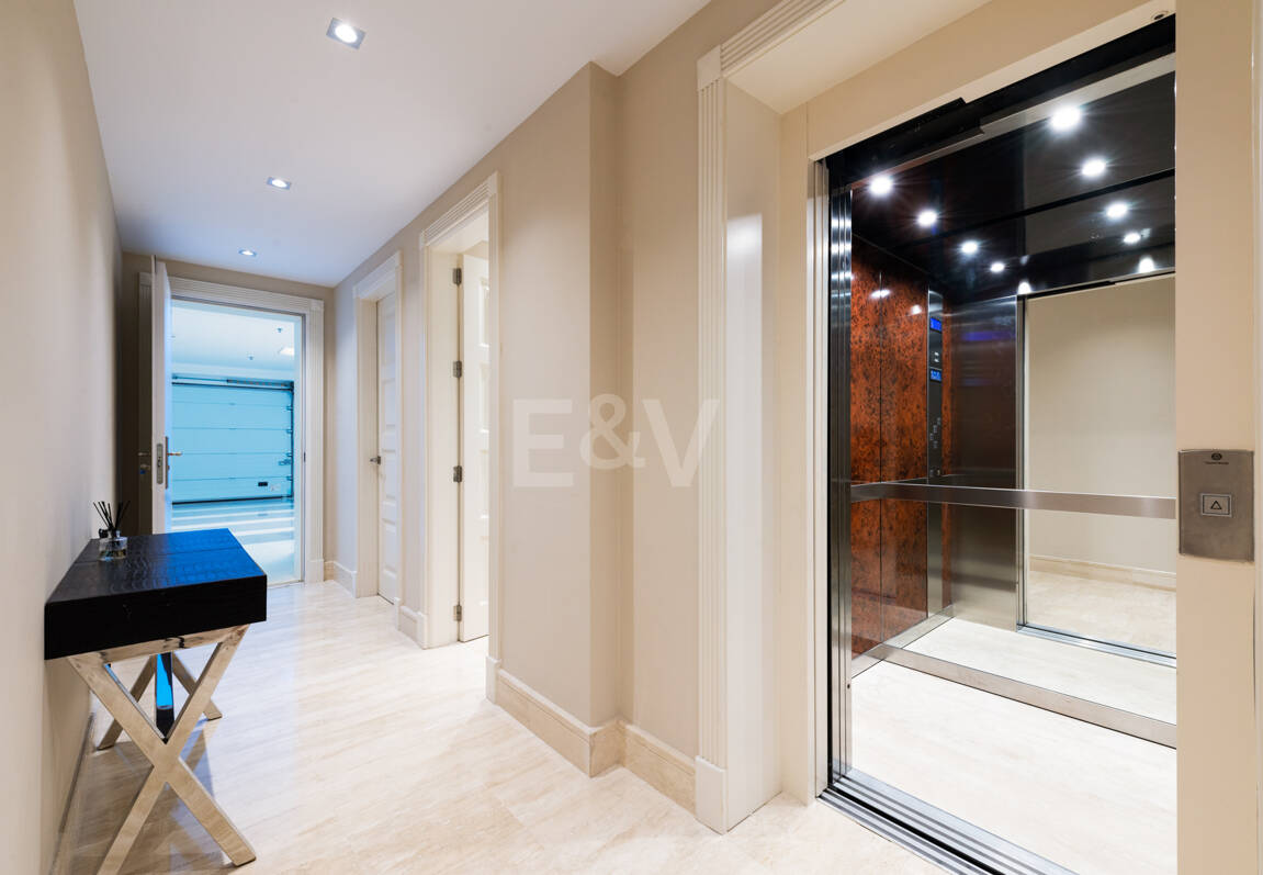 Sierra Blanca Corner Semi-Detached House with Panoramic Sea Views and Rooftop Pool