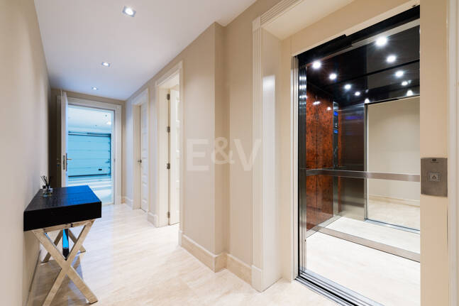 Sierra Blanca Corner Semi-Detached House with Panoramic Sea Views and Rooftop Pool