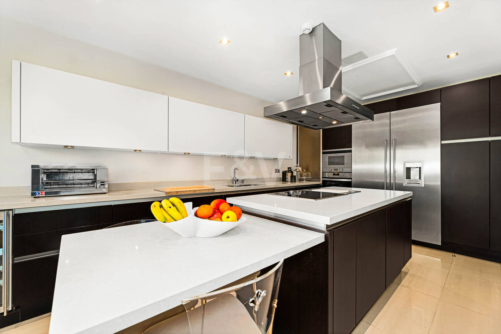 Casa semi-adosada de esquina en Sierra Blanca con vistas panorámicas al mar y piscina en la azotea