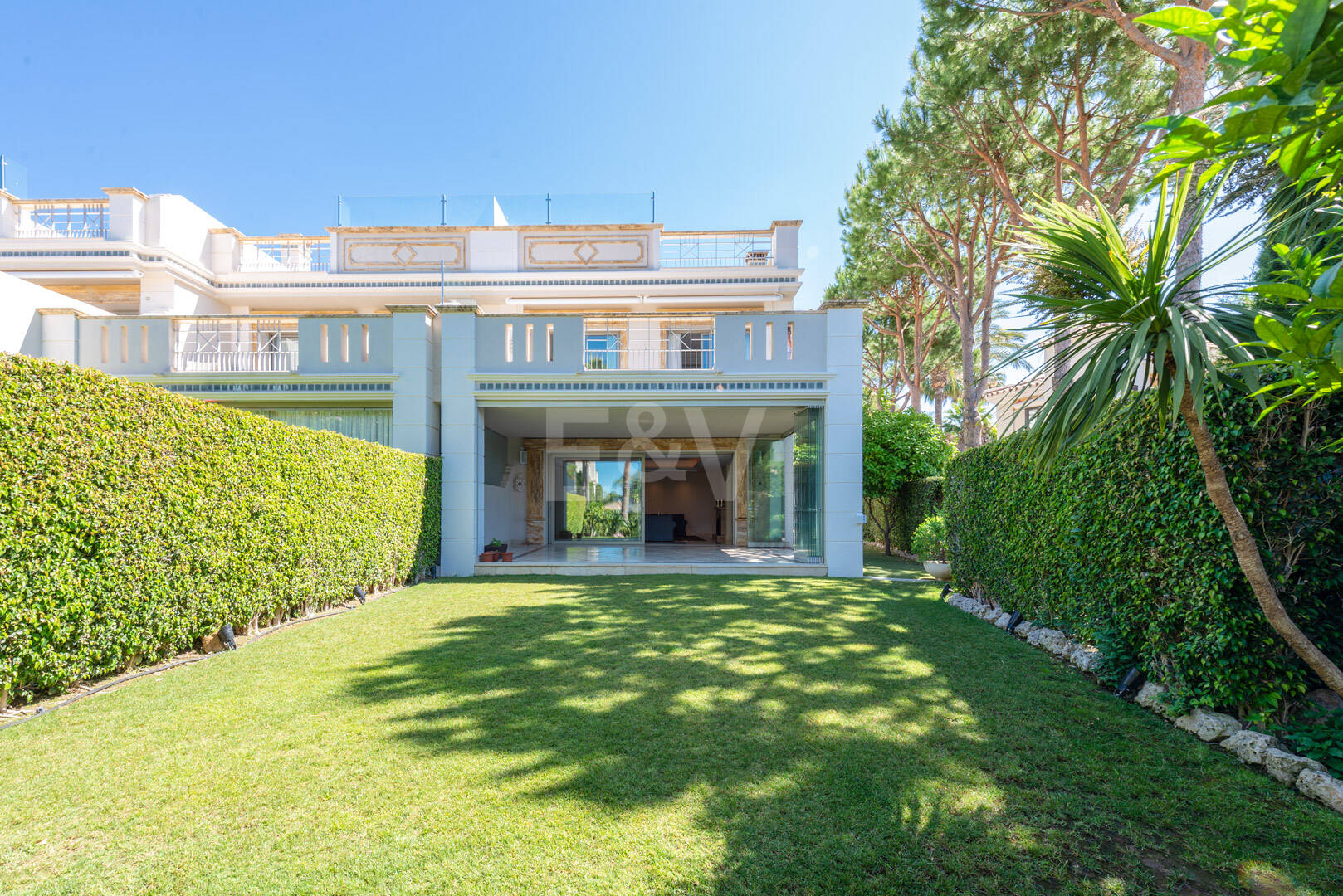Casa semi-adosada de esquina en Sierra Blanca con vistas panorámicas al mar y piscina en la azotea