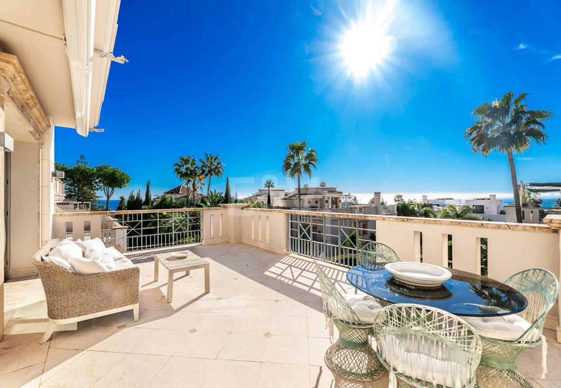 Sierra Blanca Corner Semi-Detached House with Panoramic Sea Views and Rooftop Pool