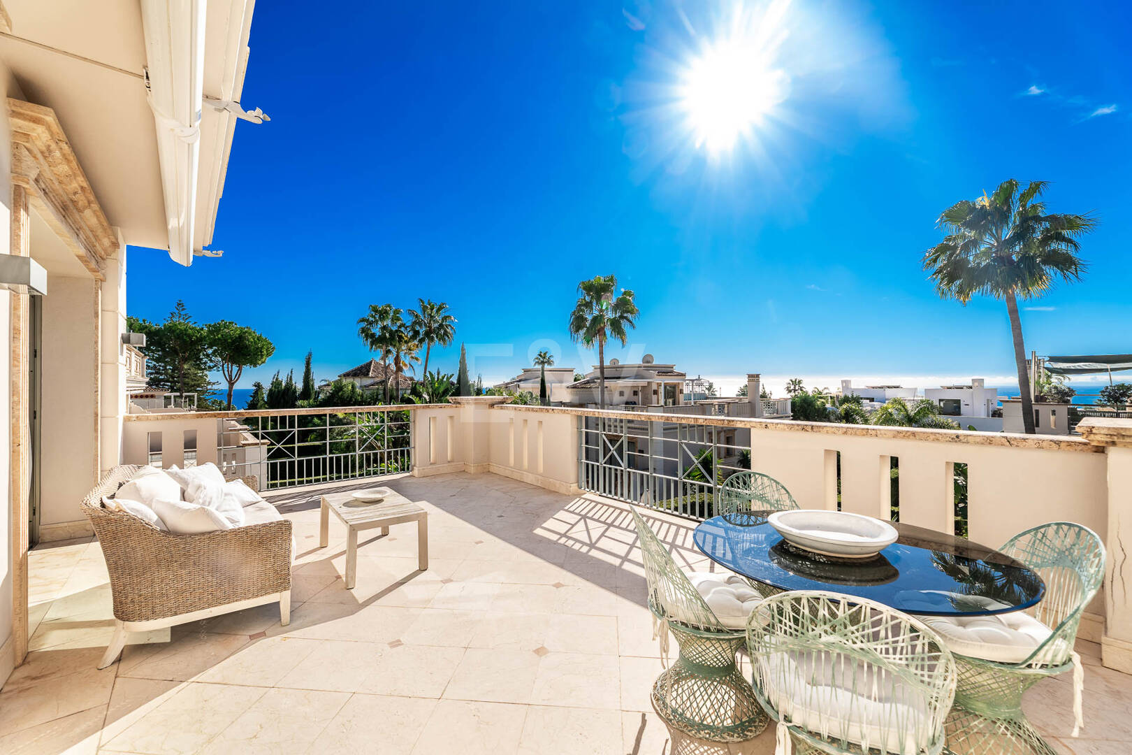 Casa semi-adosada de esquina en Sierra Blanca con vistas panorámicas al mar y piscina en la azotea