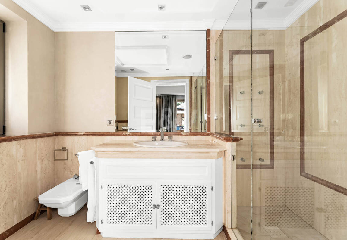 Sierra Blanca Corner Semi-Detached House with Panoramic Sea Views and Rooftop Pool