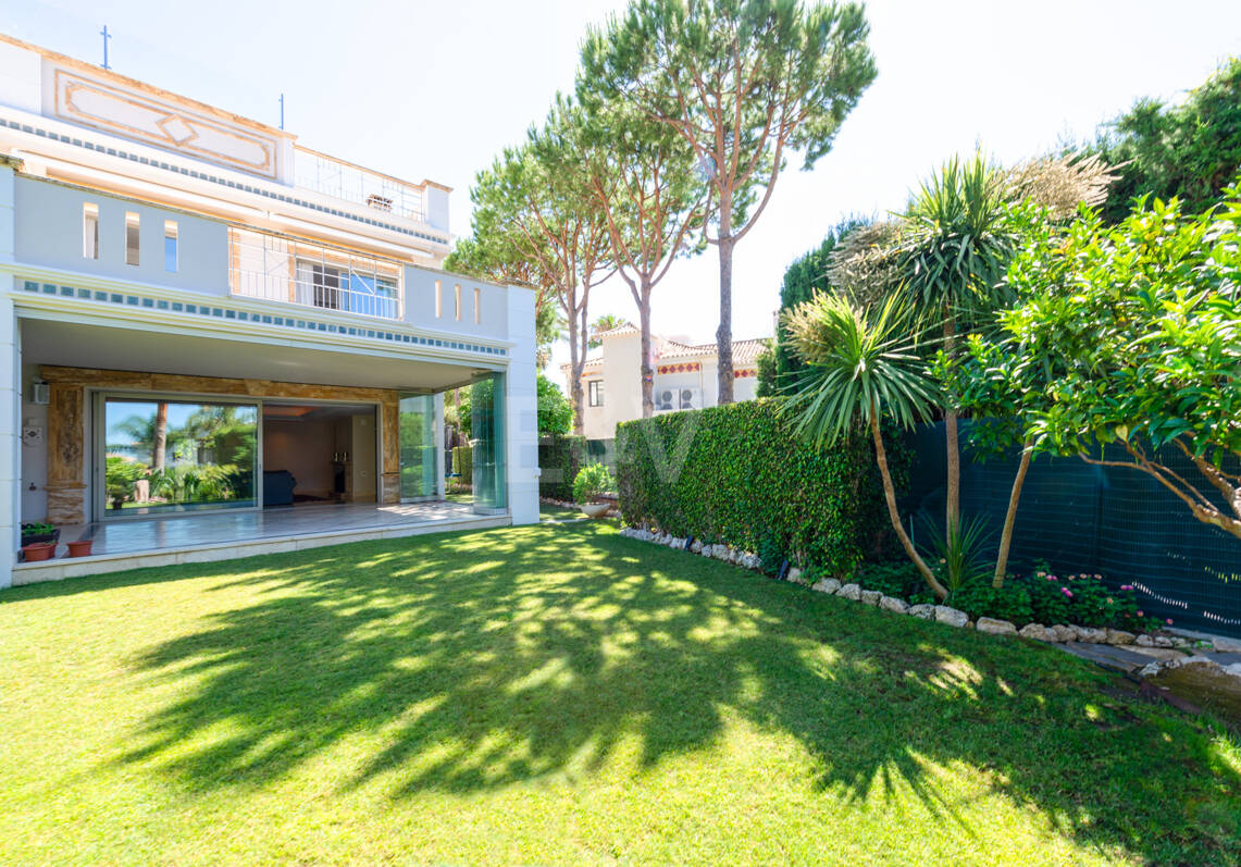 Sierra Blanca Corner Semi-Detached House with Panoramic Sea Views and Rooftop Pool
