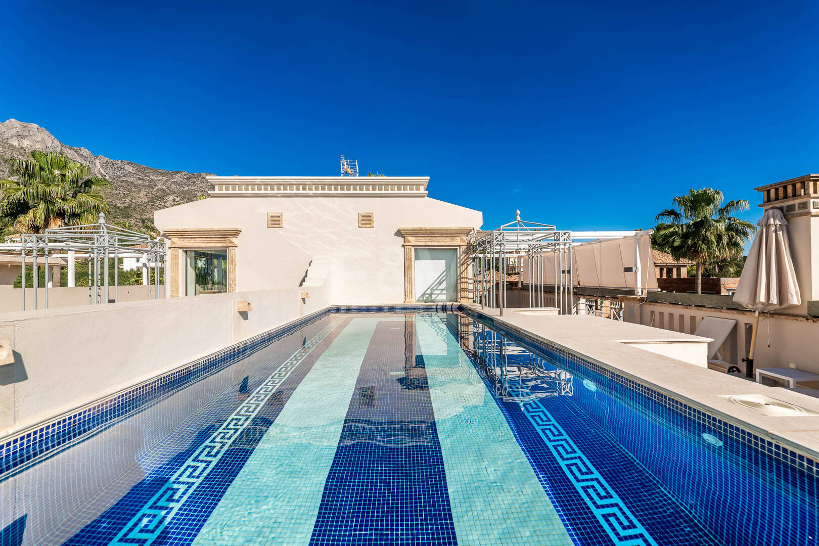 Casa semi-adosada de esquina en Sierra Blanca con vistas panorámicas al mar y piscina en la azotea