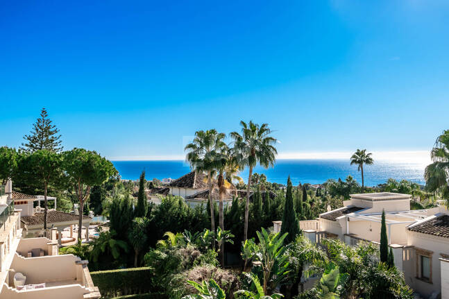 Sierra Blanca Corner Semi-Detached House with Panoramic Sea Views and Rooftop Pool