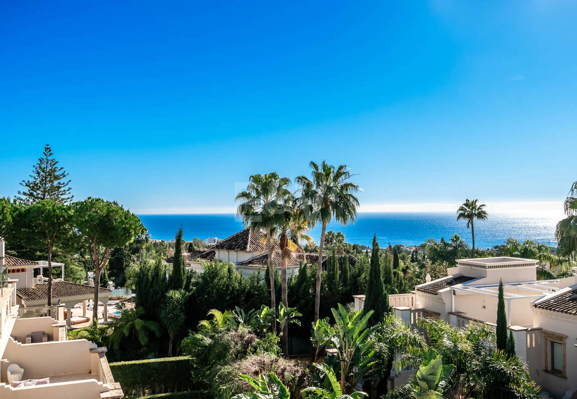 Sierra Blanca Corner Semi-Detached House with Panoramic Sea Views and Rooftop Pool