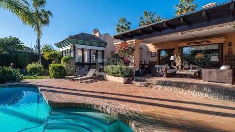 Villa mediterránea junto a la playa con gran jardín