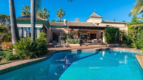 Villa mediterránea junto a la playa con gran jardín