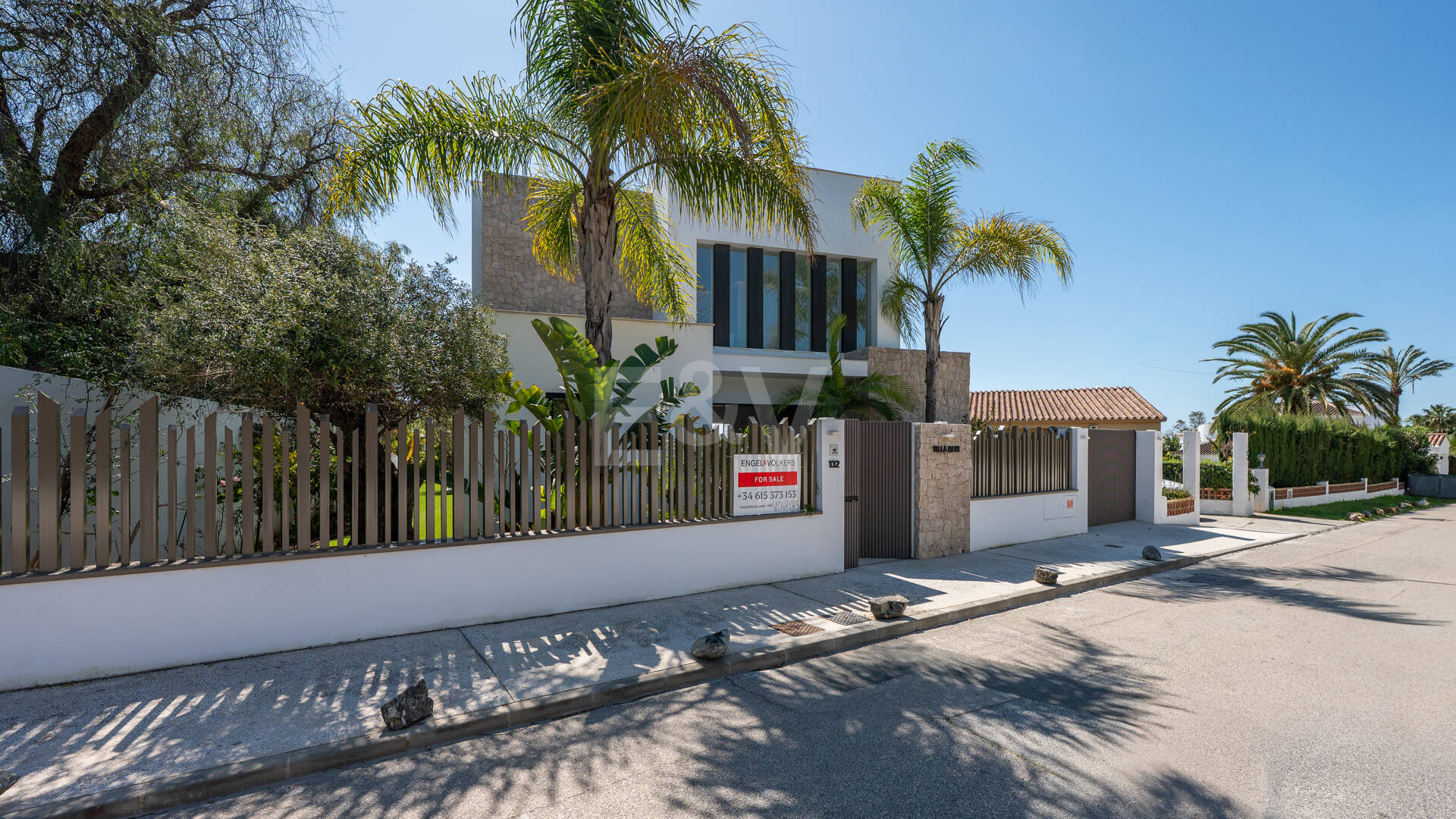 Contemporary Beachside Villa with Panoramic Sea Views