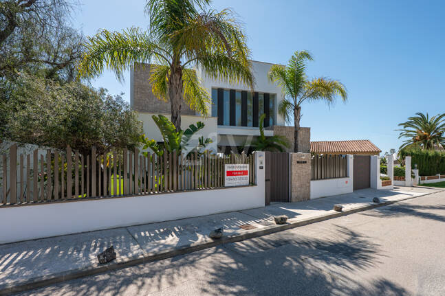 Contemporary Beachside Villa with Panoramic Sea Views
