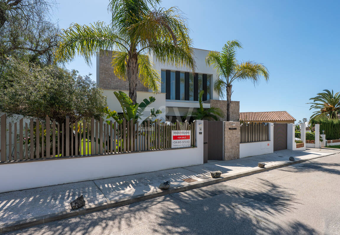 Contemporary Beachside Villa with Panoramic Sea Views