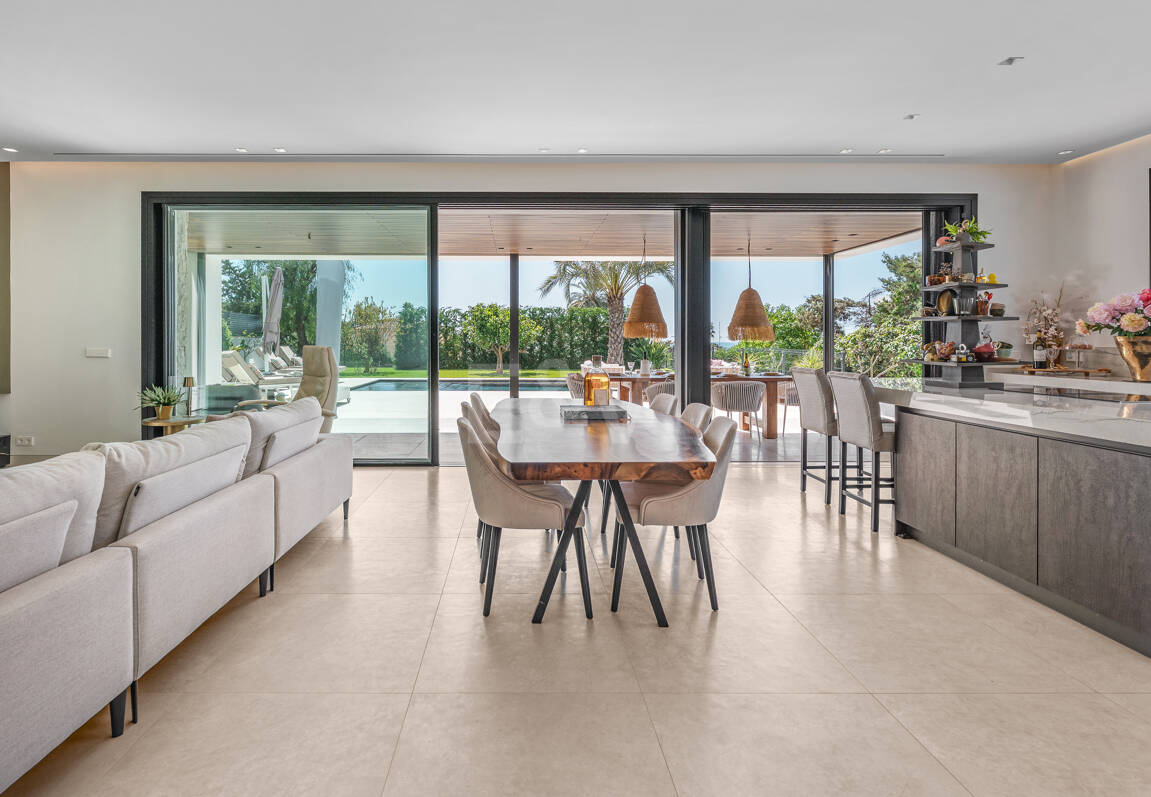 Contemporary Beachside Villa with Panoramic Sea Views