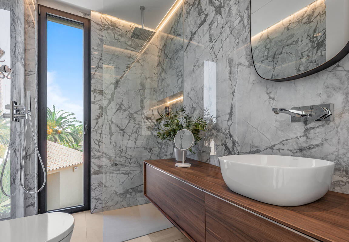 Contemporary Beachside Villa with Panoramic Sea Views