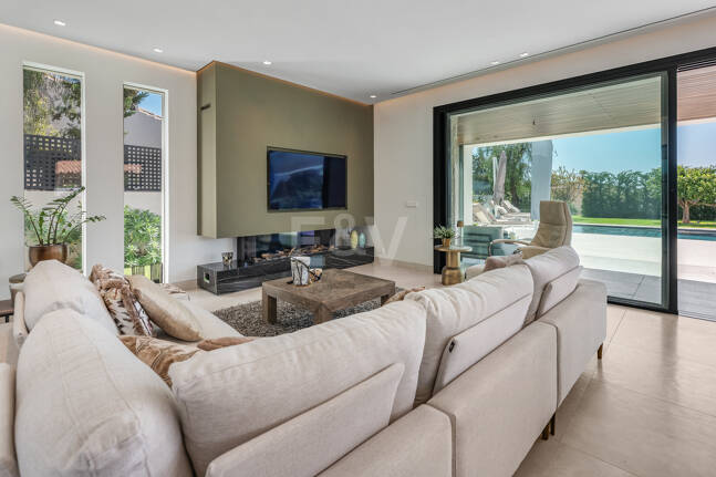 Contemporary Beachside Villa with Panoramic Sea Views