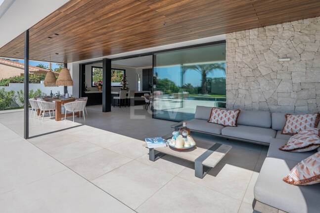 Contemporary Beachside Villa with Panoramic Sea Views