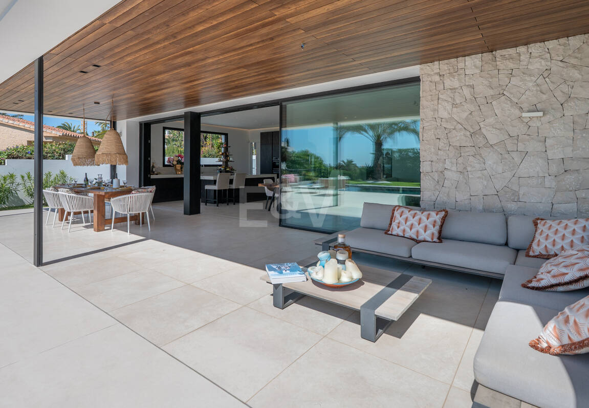 Contemporary Beachside Villa with Panoramic Sea Views