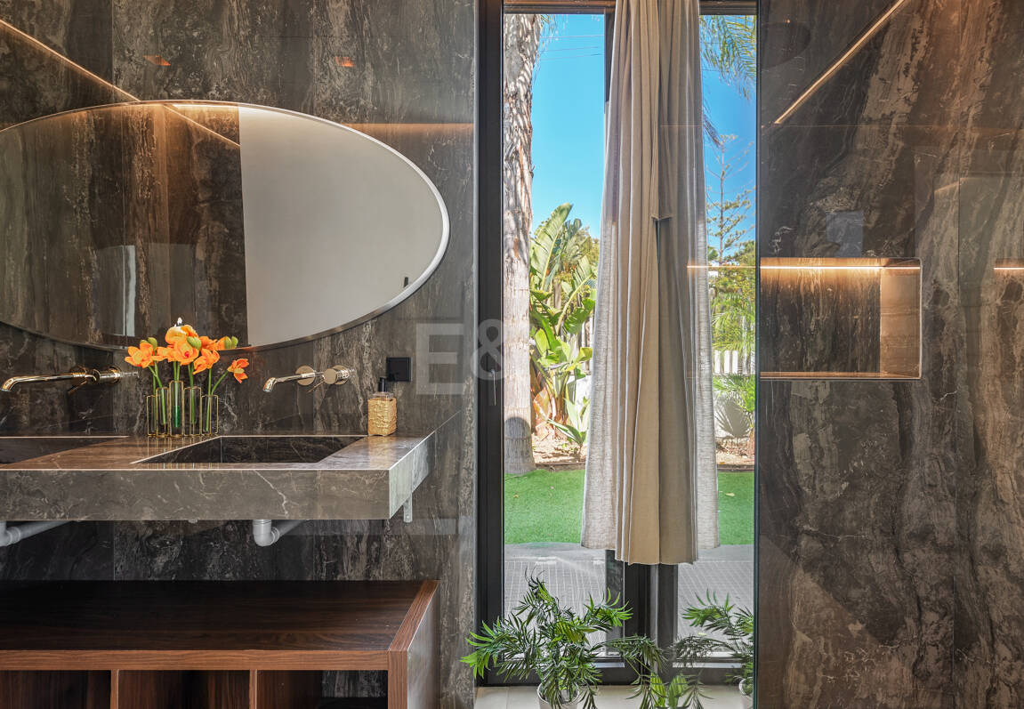 Contemporary Beachside Villa with Panoramic Sea Views