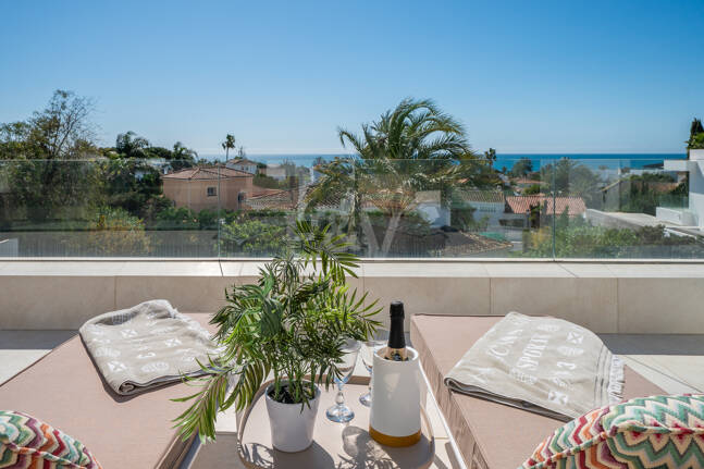 Contemporary Beachside Villa with Panoramic Sea Views