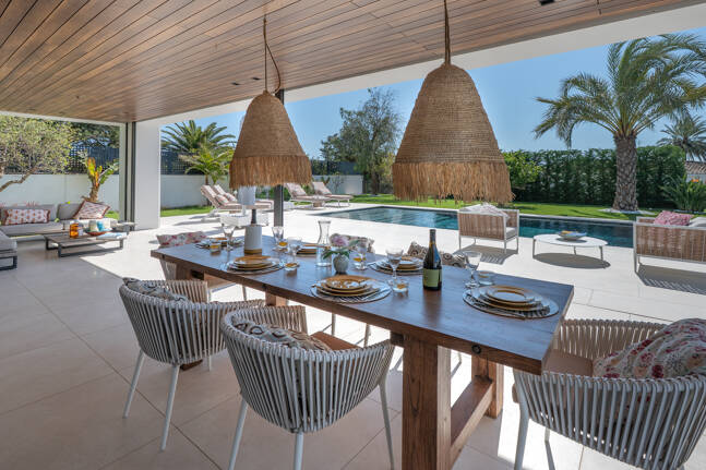 Contemporary Beachside Villa with Panoramic Sea Views