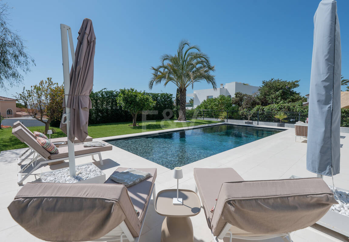 Contemporary Beachside Villa with Panoramic Sea Views