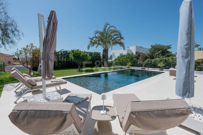 Contemporary Beachside Villa with Panoramic Sea Views