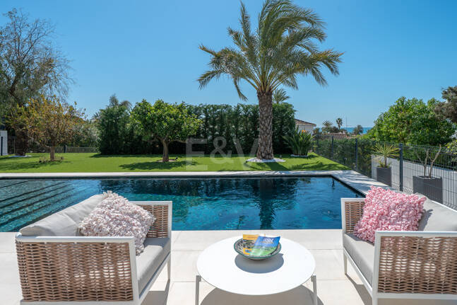 Contemporary Beachside Villa with Panoramic Sea Views