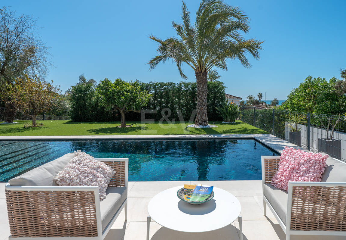 Contemporary Beachside Villa with Panoramic Sea Views