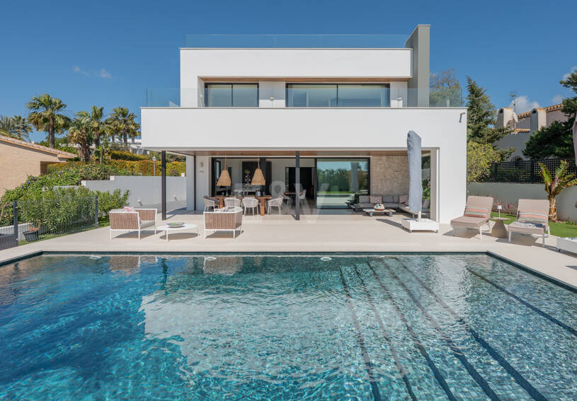 Contemporary Beachside Villa with Panoramic Sea Views