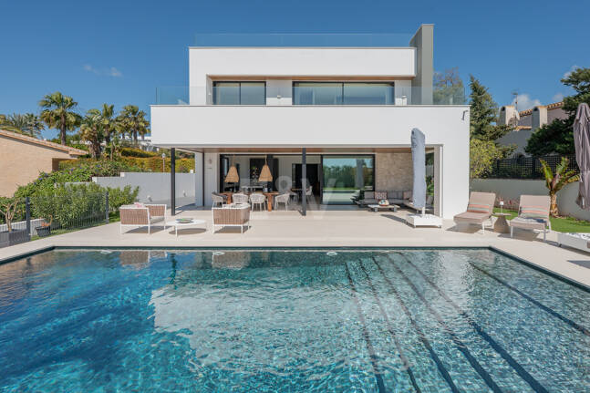 Contemporary Beachside Villa with Panoramic Sea Views