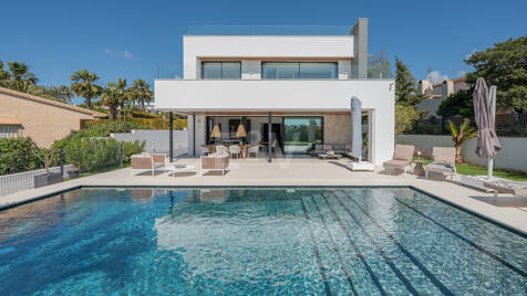 Villa costera contemporánea con vistas panorámicas al mar