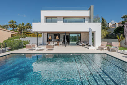 Samtida Beachside Villa med panoramautsikt över havet