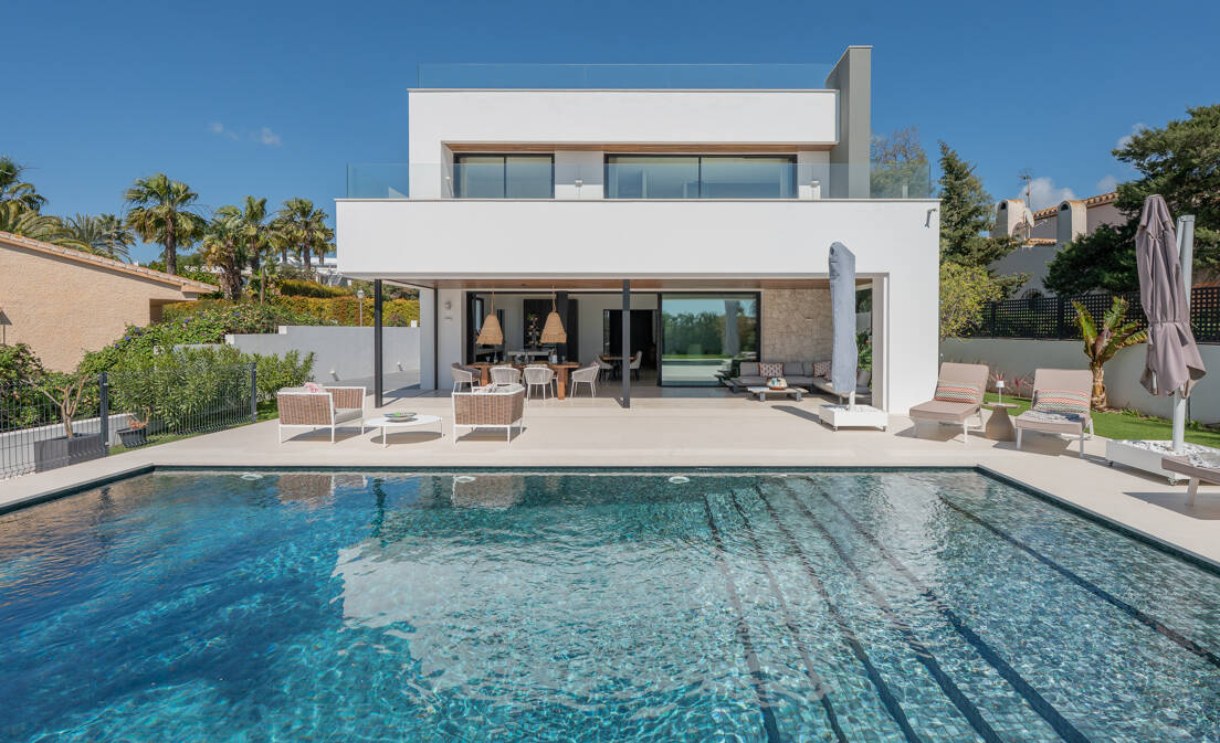 Contemporary Beachside Villa with Panoramic Sea Views