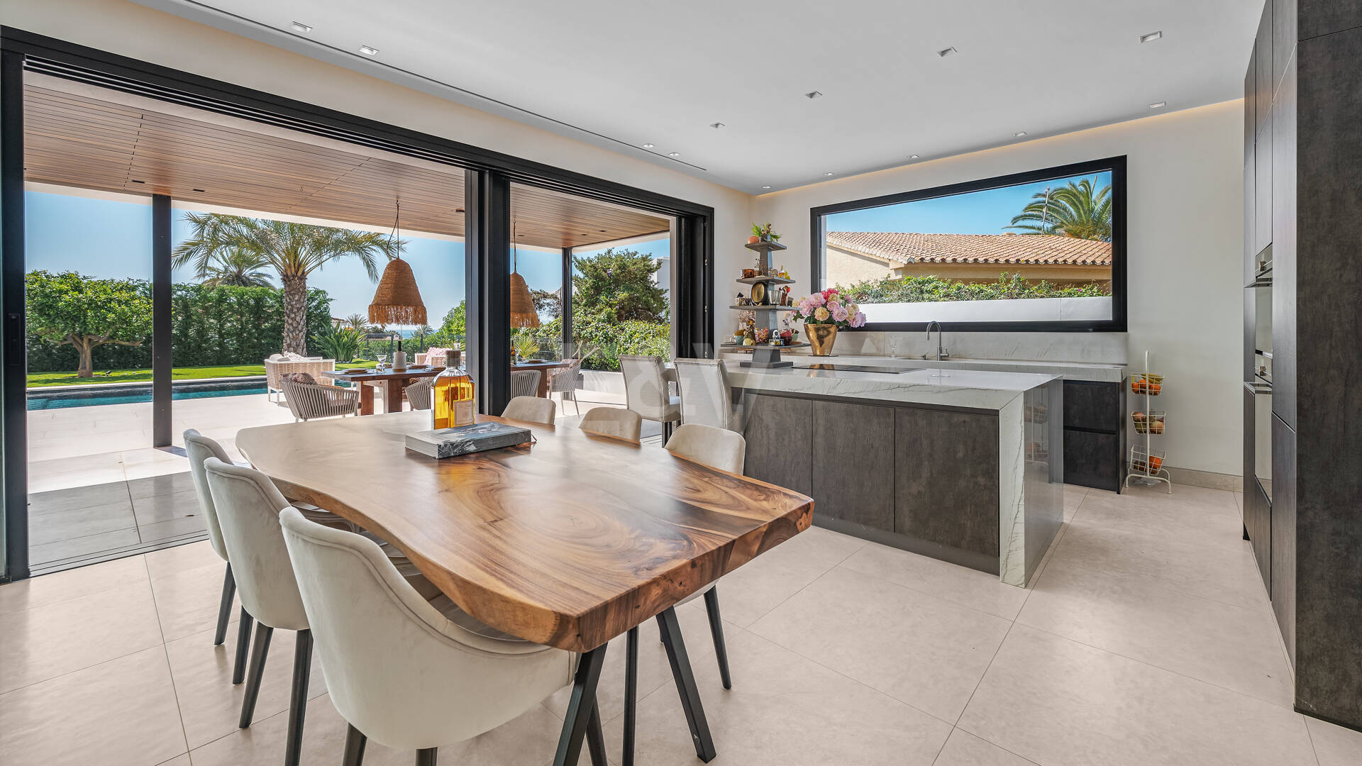 Contemporary Beachside Villa with Panoramic Sea Views