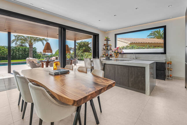 Contemporary Beachside Villa with Panoramic Sea Views