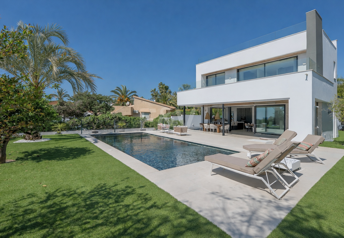 Contemporary Beachside Villa with Panoramic Sea Views