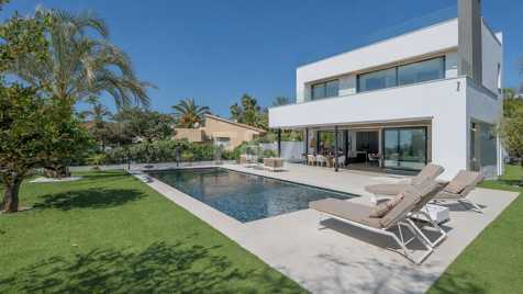 Contemporary Beachside Villa with Panoramic Sea Views