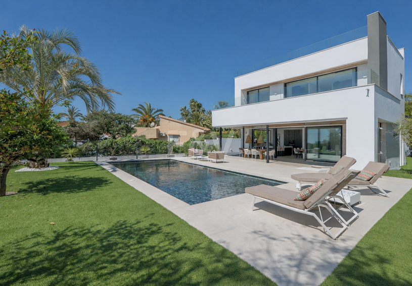 Samtida Beachside Villa med panoramautsikt över havet