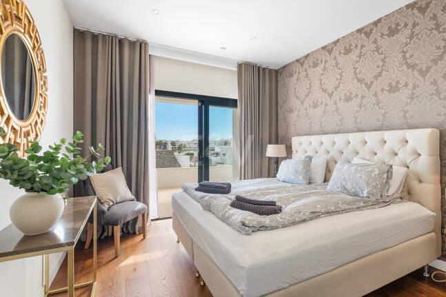 Samtida Beachside Villa med uppvärmd pool och fantastisk tak Terrace