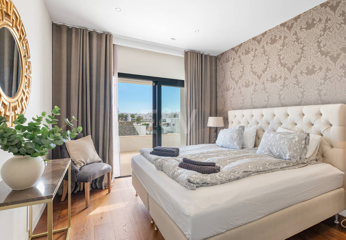 Samtida Beachside Villa med uppvärmd pool och fantastisk tak Terrace