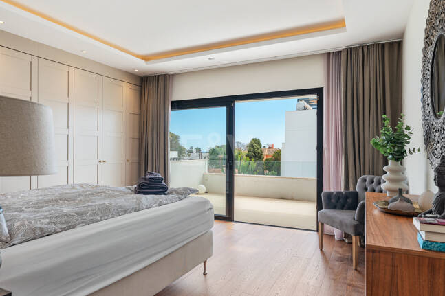 Samtida Beachside Villa med uppvärmd pool och fantastisk tak Terrace