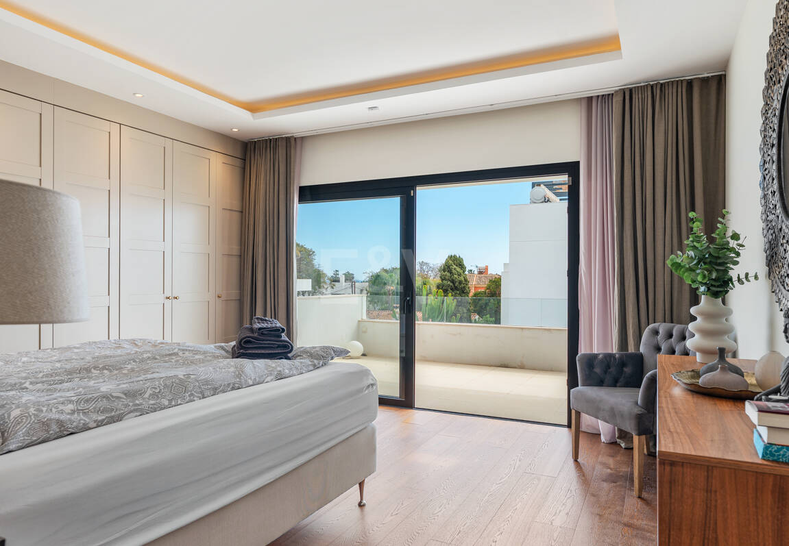 Samtida Beachside Villa med uppvärmd pool och fantastisk tak Terrace