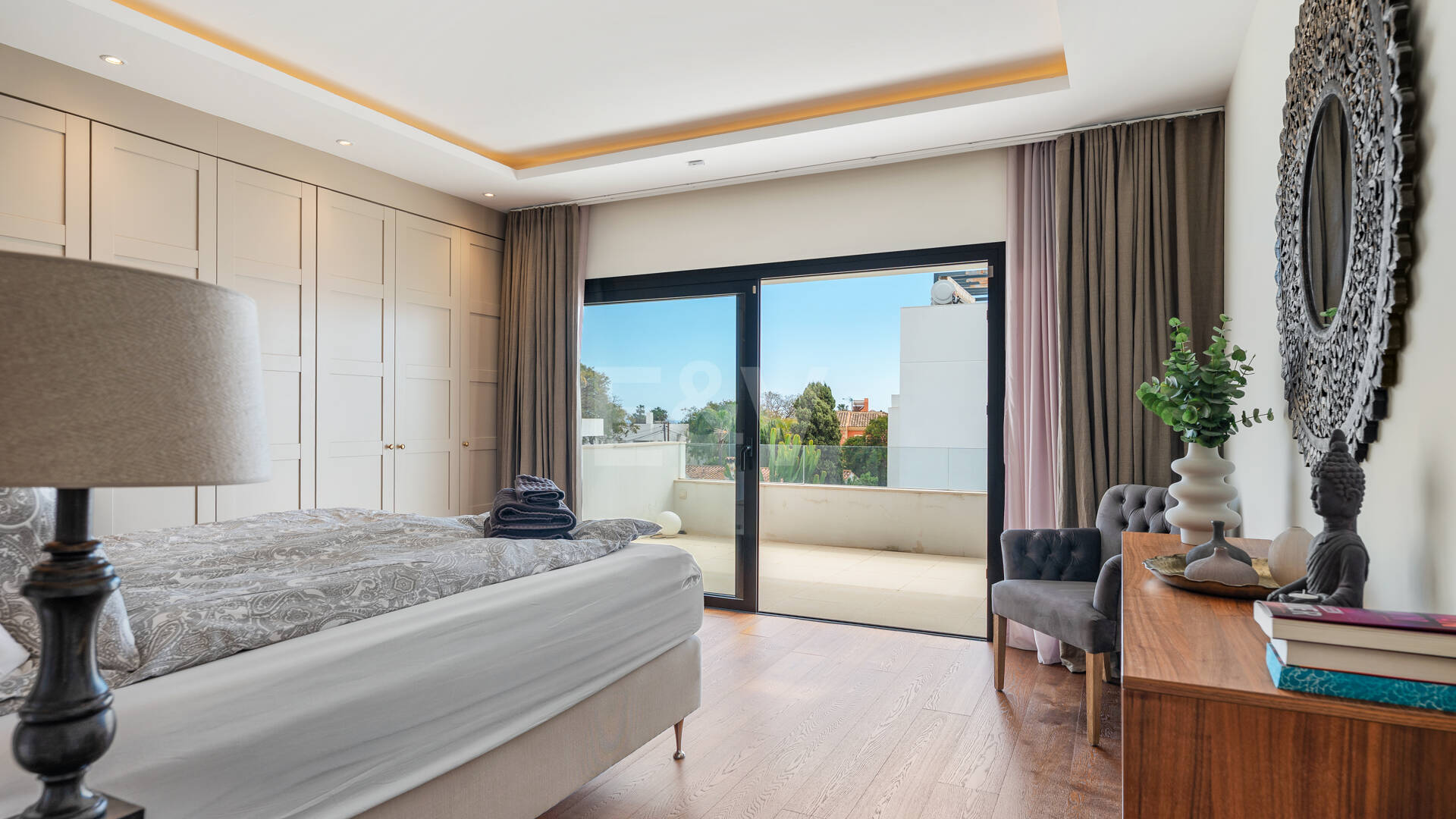 Samtida Beachside Villa med uppvärmd pool och fantastisk tak Terrace