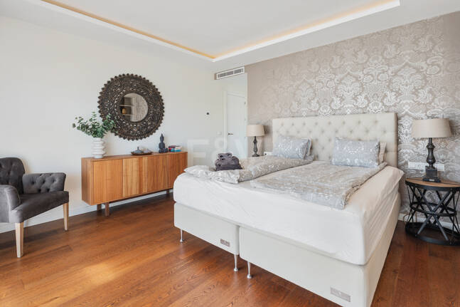 Samtida Beachside Villa med uppvärmd pool och fantastisk tak Terrace