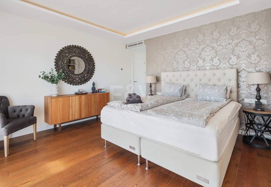 Samtida Beachside Villa med uppvärmd pool och fantastisk tak Terrace