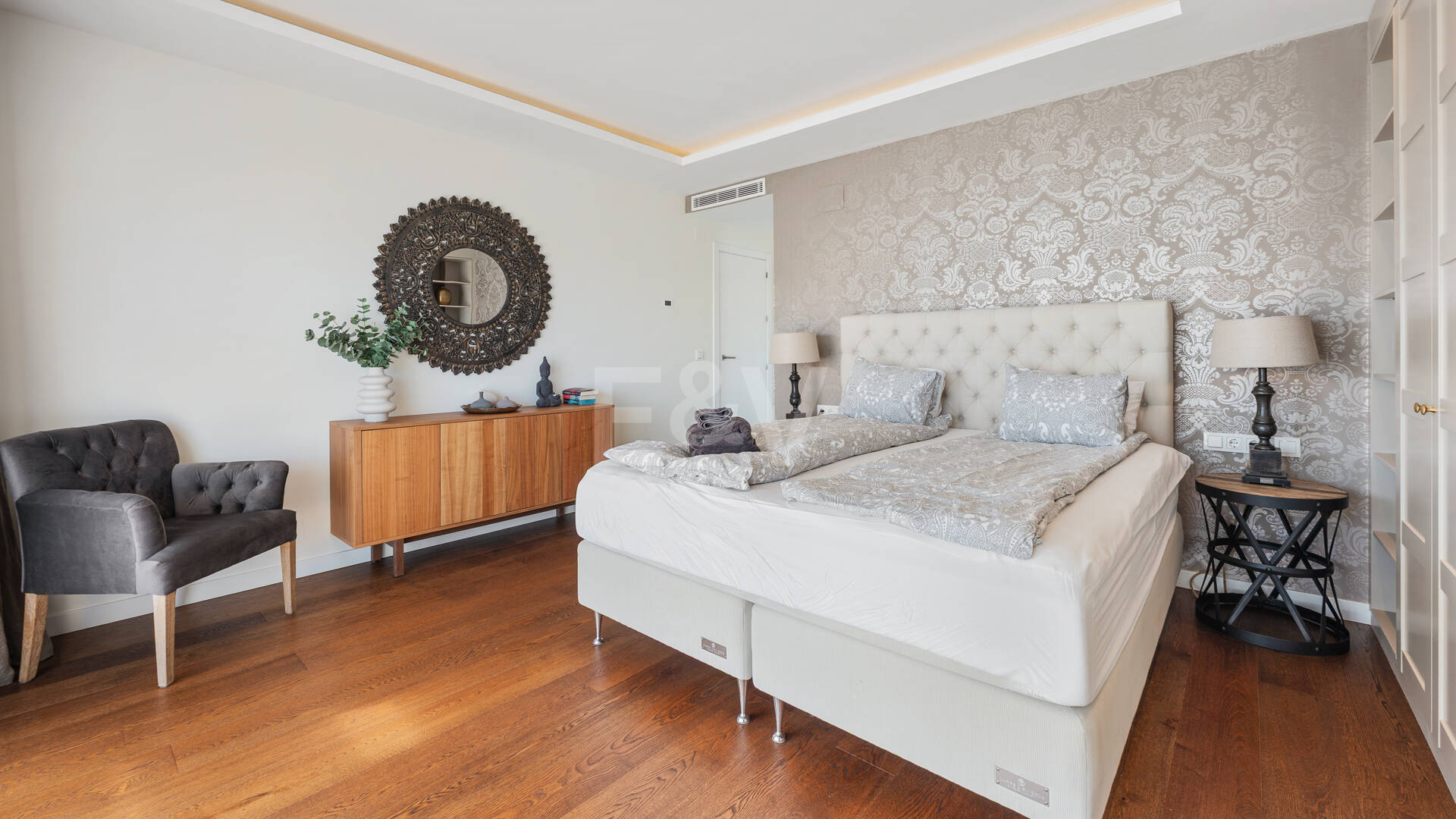 Samtida Beachside Villa med uppvärmd pool och fantastisk tak Terrace