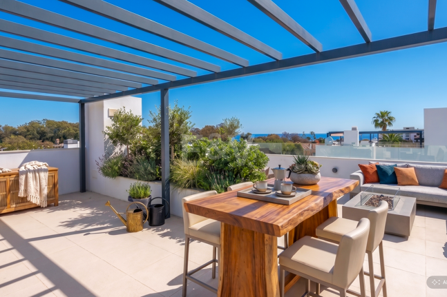Villa contemporánea junto a la playa con piscina climatizada y espectacular terraza en la azotea